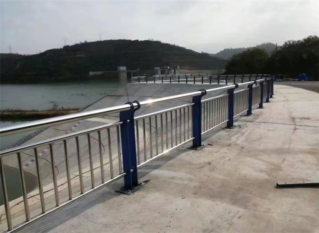 不锈钢复合管隔离护栏产地