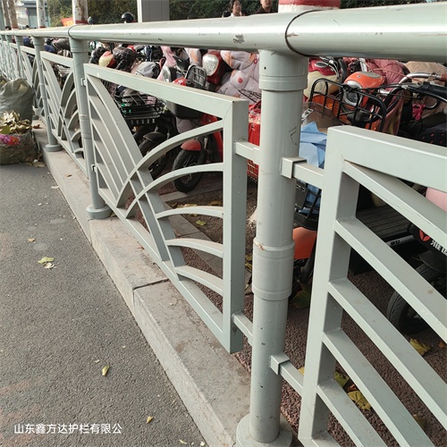 道路中央隔离栏杆生产厂家电话