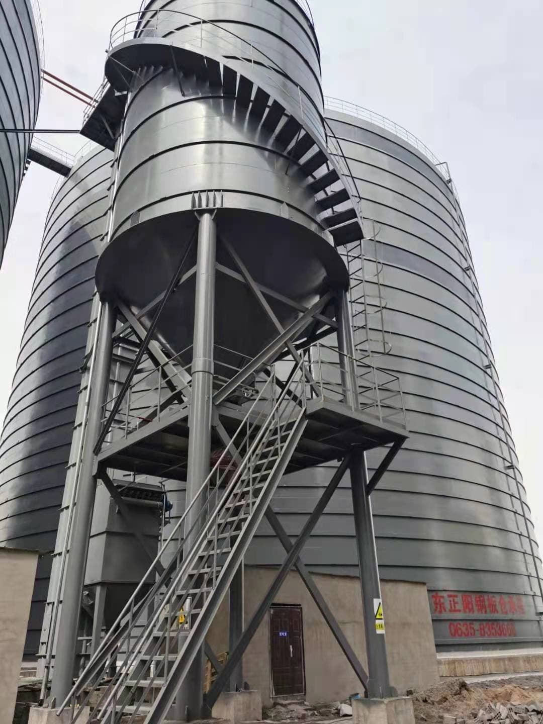2万吨粉煤灰钢板仓质量严格把控